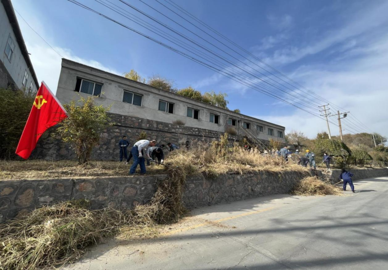 有工投黨員干部、團(tuán)員青年的耕耘那處便是公司最美麗的一角-----物產(chǎn)工投公司開展環(huán)境專項(xiàng)整治主題黨日、團(tuán)日活動(dòng)